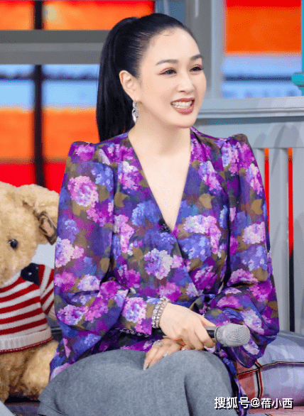 好身材|钟丽缇又不好好穿衣服了，穿背心上面还要“套半件”，意外时髦