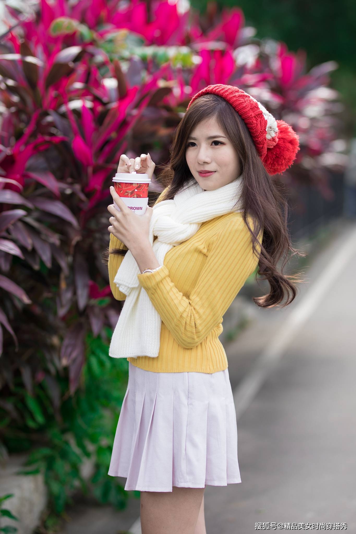 短裙|街拍：黄色针织衫很是吸睛时尚，简约的版型衬出姣好的身材