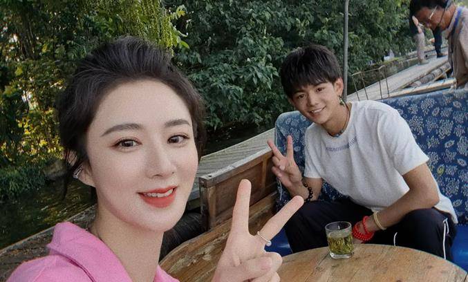 西湖|薇娅首次携丁真游西湖,丁真穿白衣黑裤哪像老板,夸张滤镜被吐槽