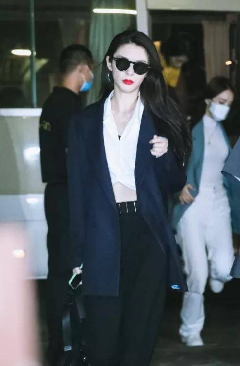 黑色|为什么所有雌雄同体的美人都需要一件西装？