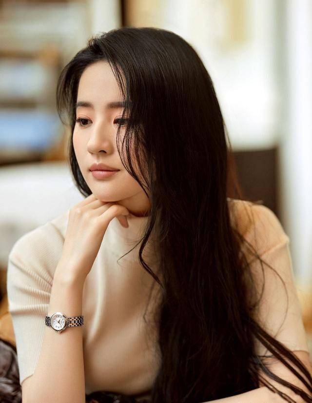 唯美|刘亦菲：穿肉色高领的针织衫，配上手表点缀展现唯美又温柔的一面