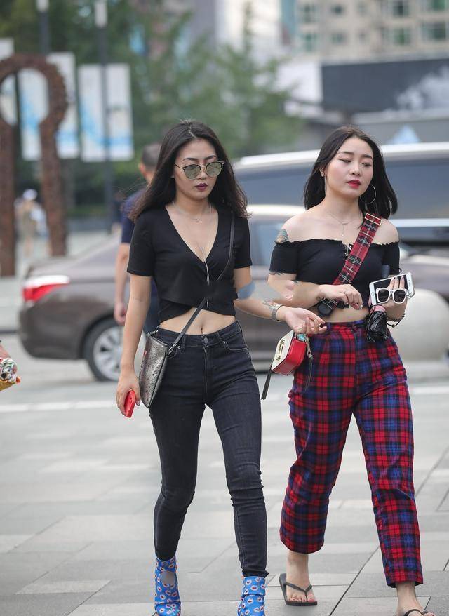 田园|黑色皮质外套搭配黑色田园打底裤，穿搭很讲究，素净的感觉