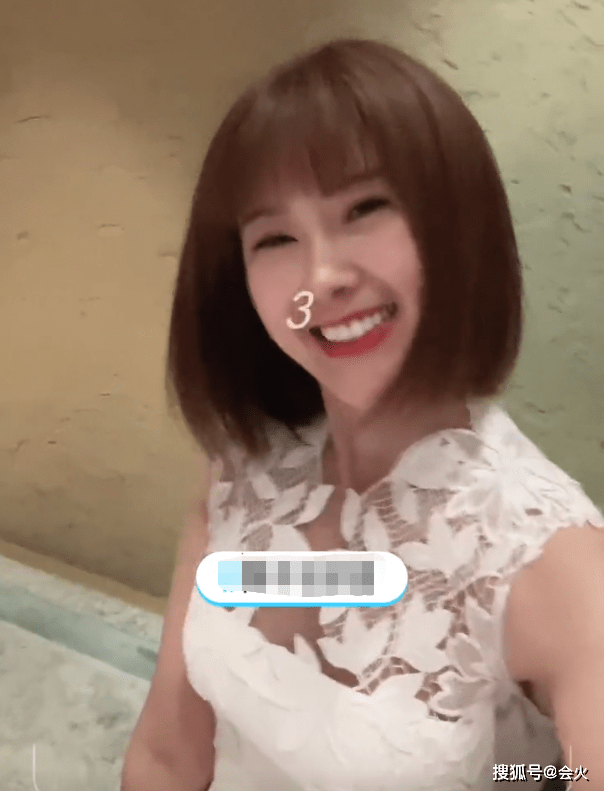 长裙|甘薇剪短发自拍心情大好！穿长裙露白嫩胳膊，镂空蕾丝风格显性感