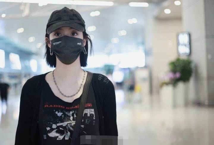上半身|欧阳娜娜机场造型，穿露脐装配阔腿裤，臃肿身材遭差评