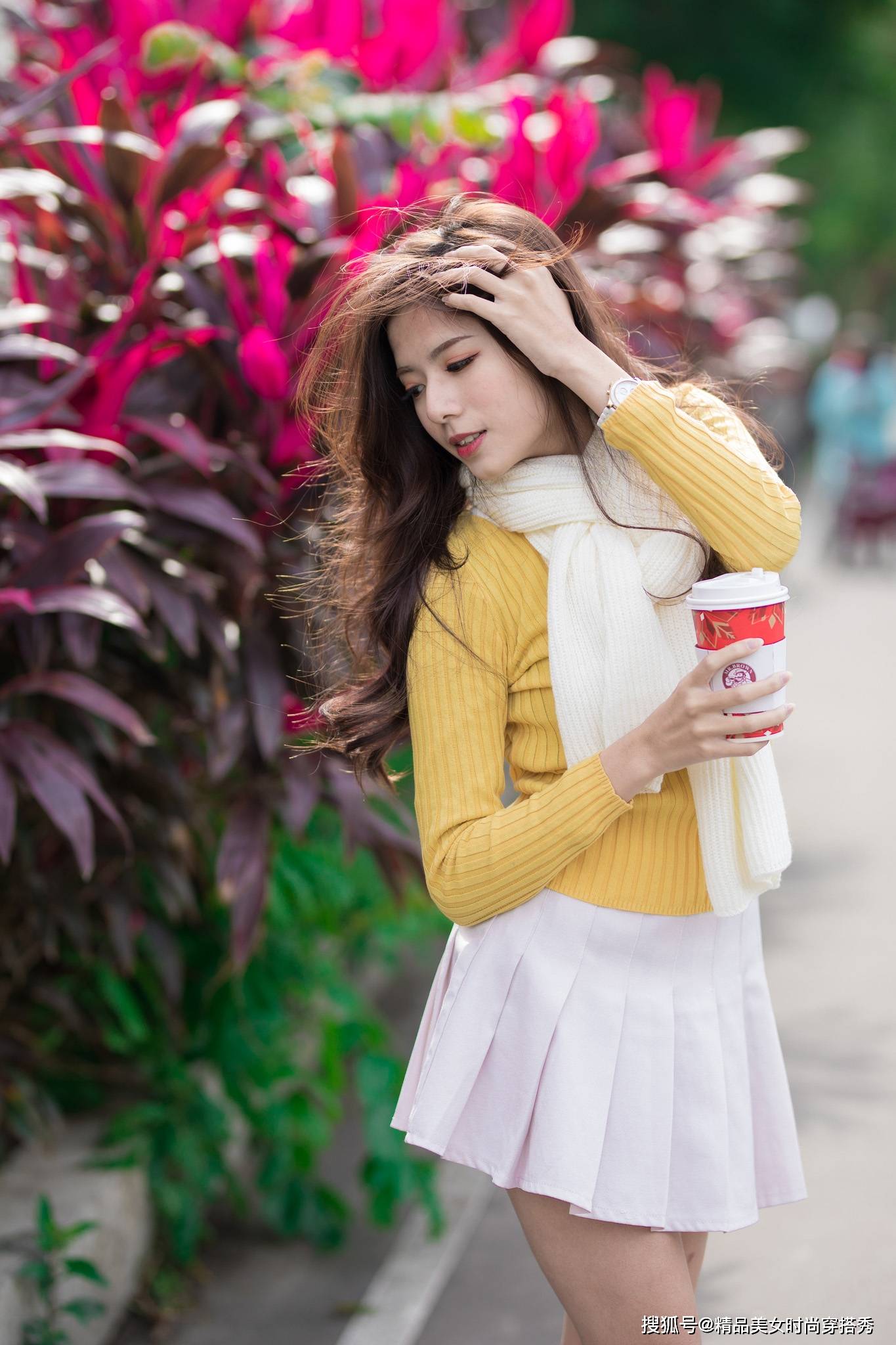 短裙|街拍：黄色针织衫很是吸睛时尚，简约的版型衬出姣好的身材