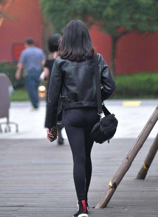 田园|黑色皮质外套搭配黑色田园打底裤，穿搭很讲究，素净的感觉