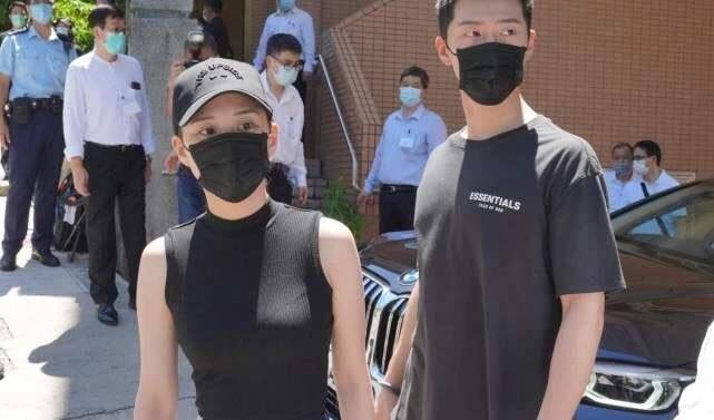 何超莲|赌王女儿罕见携男友走机场，穿露肩紧贴似连体婴，全程牵手超腻歪