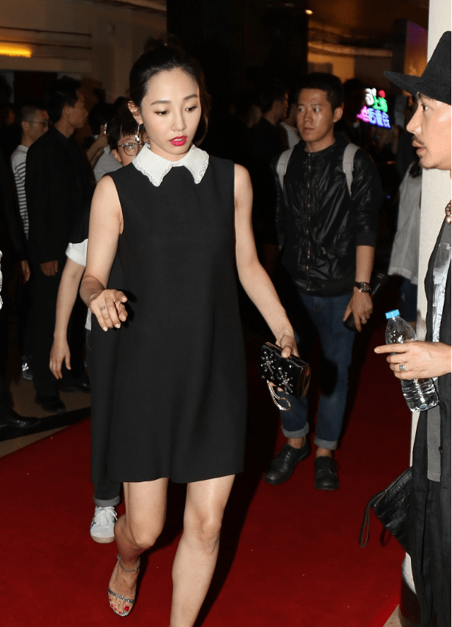 进行|白百何留长发更有女人味，穿抹胸裙秀上身曲线，脖颈细长好有魅力
