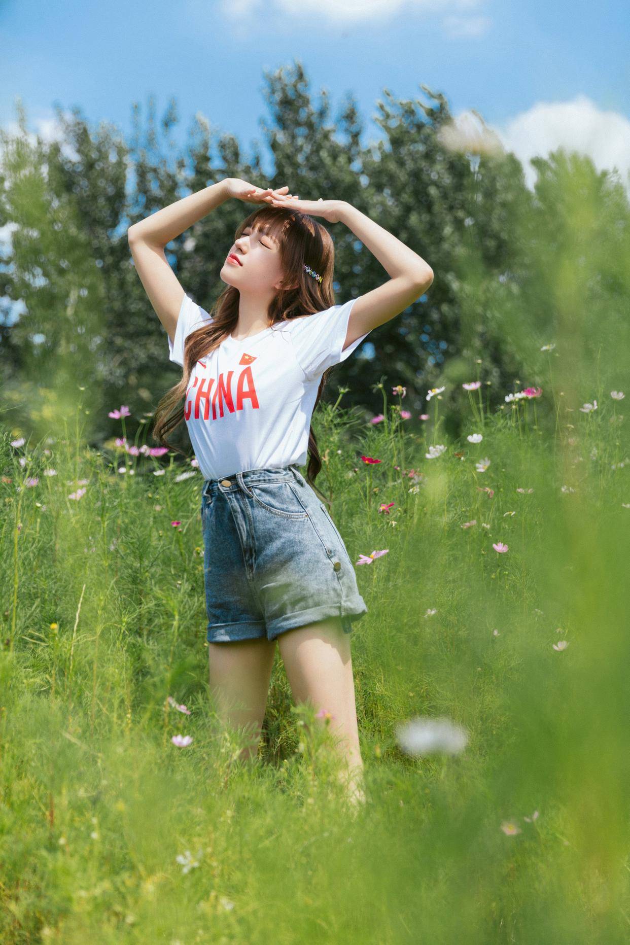 身材|程潇不愧“人间芭比”，格桑花写真浪漫又唯美，精致五官太显眼