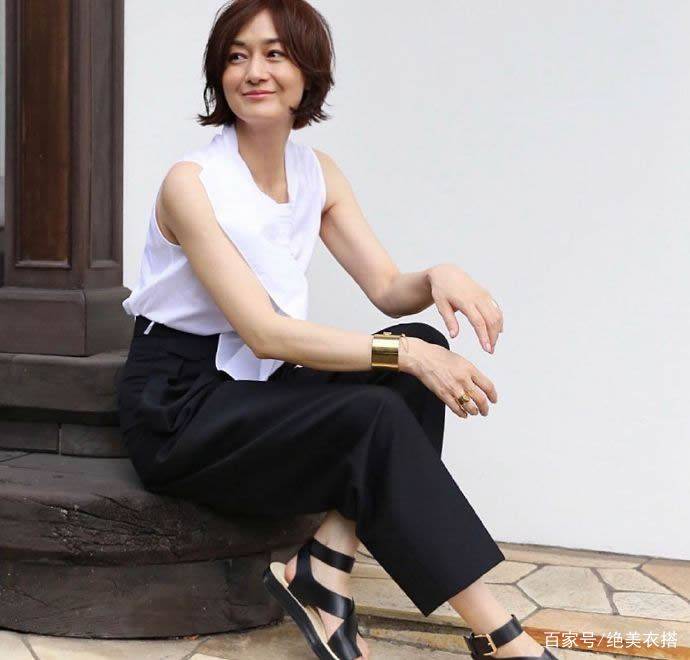洛薇|凭着一身极简“黑白配”穿搭，52岁的她，为什么赢得体面优雅？