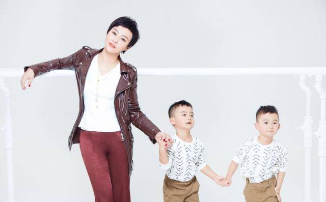 郝蕾|郝蕾气质高级，老气镜面皮衣穿着也不显土，状态好得不像40+