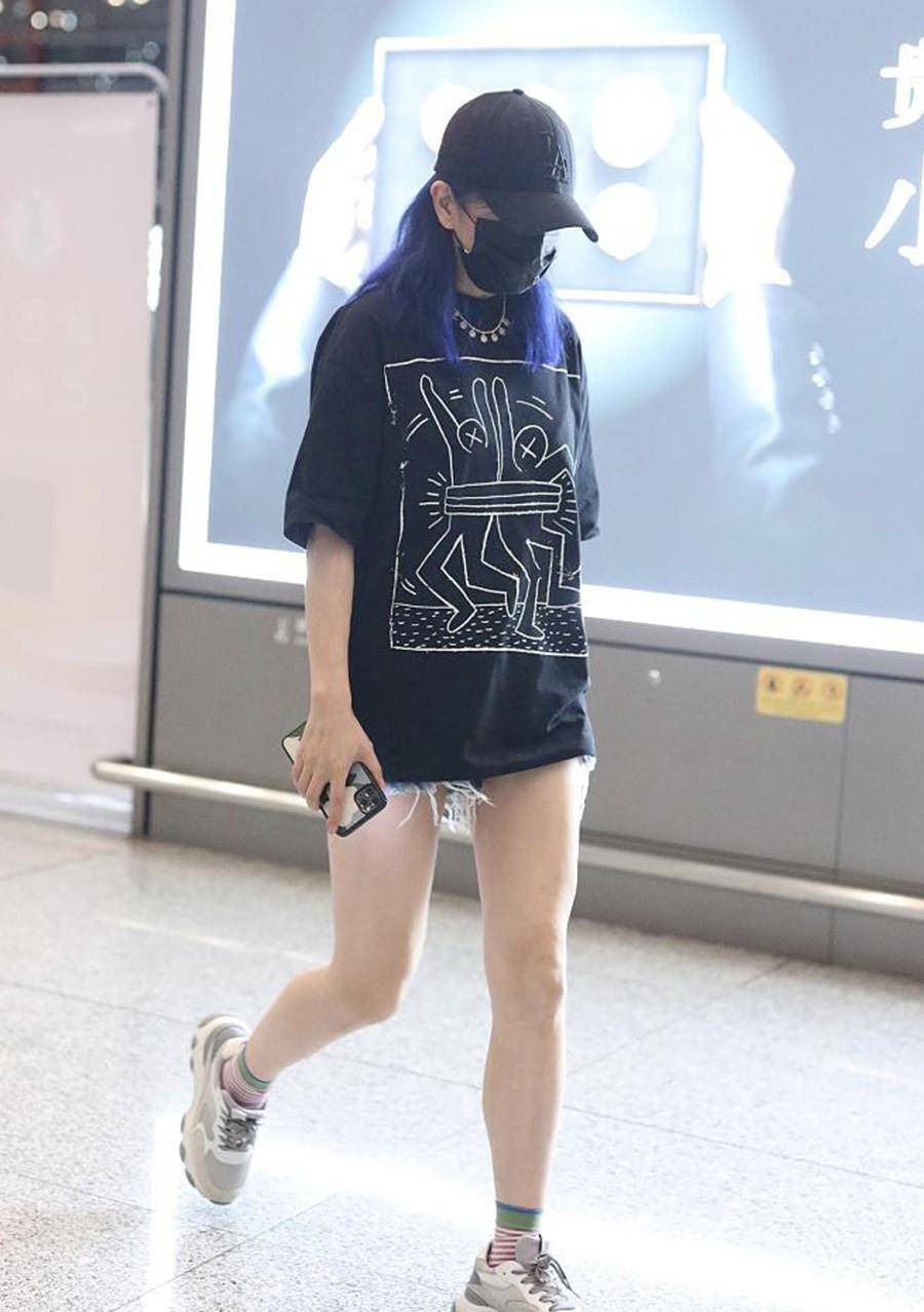 整体|赵薇放飞自我，走机场穿短裤仅露一厘米，染一头个性蓝发更加吸睛