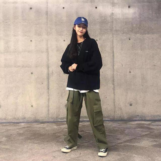 对于刚入门的姐妹来讲,这种卫衣与工装裤的搭配是最为简单的,而且也是