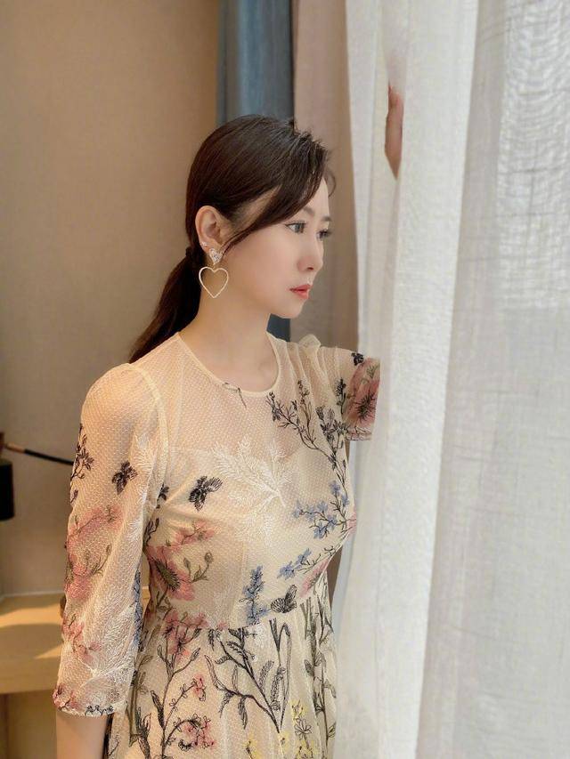 美人|岁月果然不败美人，52岁翁虹穿印花裙，小腿纤细真抢镜