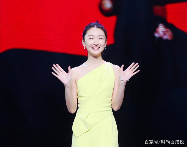 周冬雨|周冬雨一直这么娇小可爱,斜肩裙穿得好有个性,身材好得让人羡慕