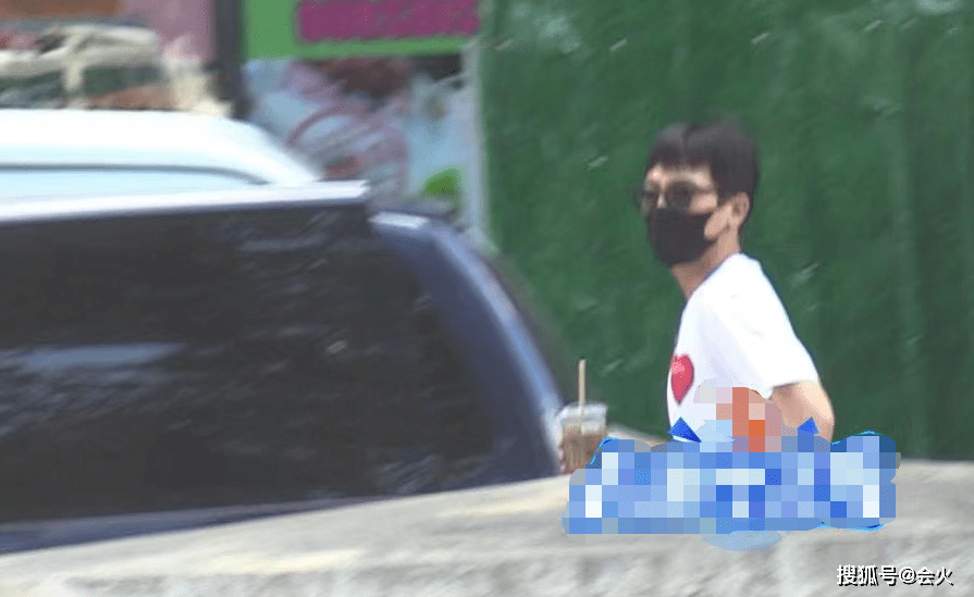 价格接近|欧豪戴30万名表走机场，戴厚实针织帽不怕热，与友人同回千万豪宅