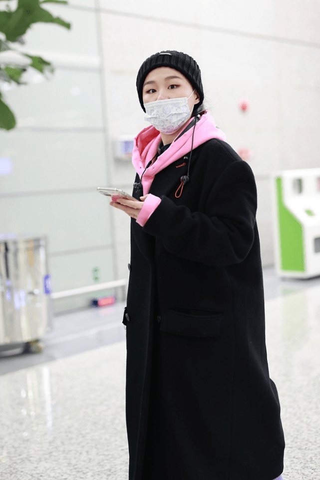 小姑娘|金靖终于火了，小姑娘直播时古灵精怪，穿身休闲造型更是显俏皮