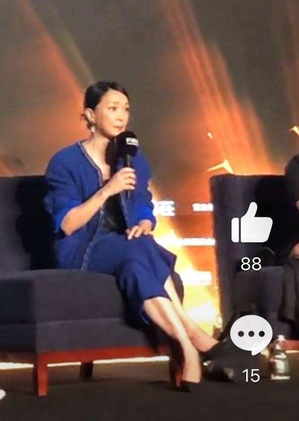 严重|拍到周讯活动的现场照,脸多皱下垂严重,打扮再知性也难掩老态!