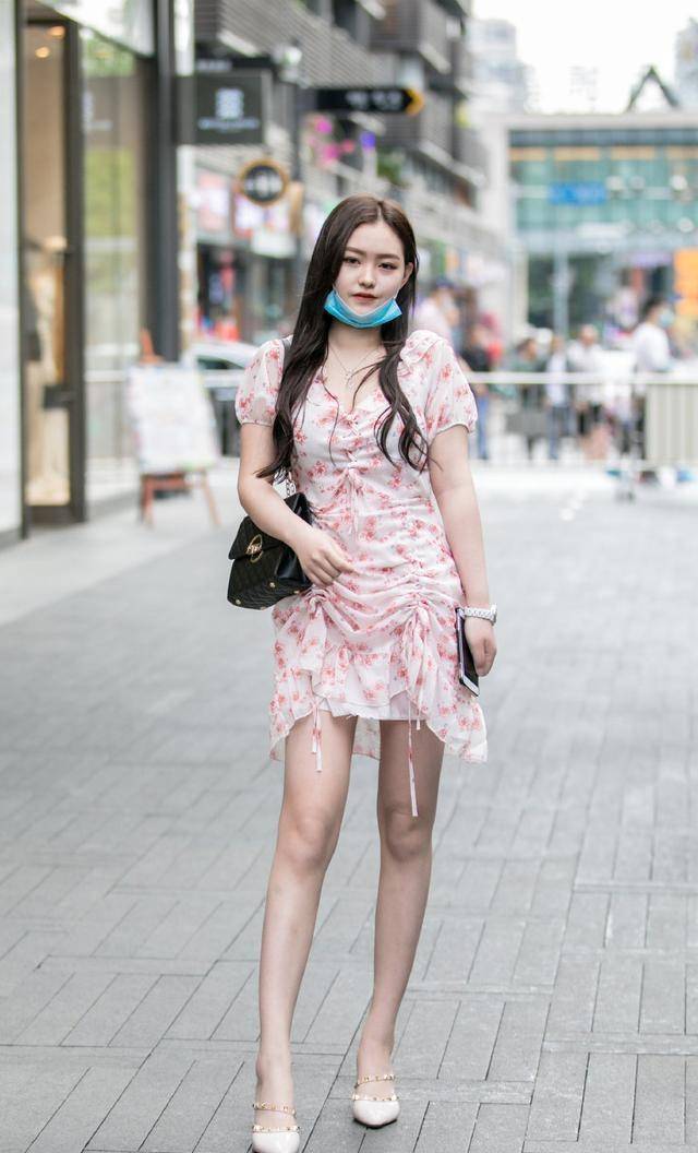 连体|黑色吊带短连体裙搭灰色短连体裙,干净利落,低调时尚