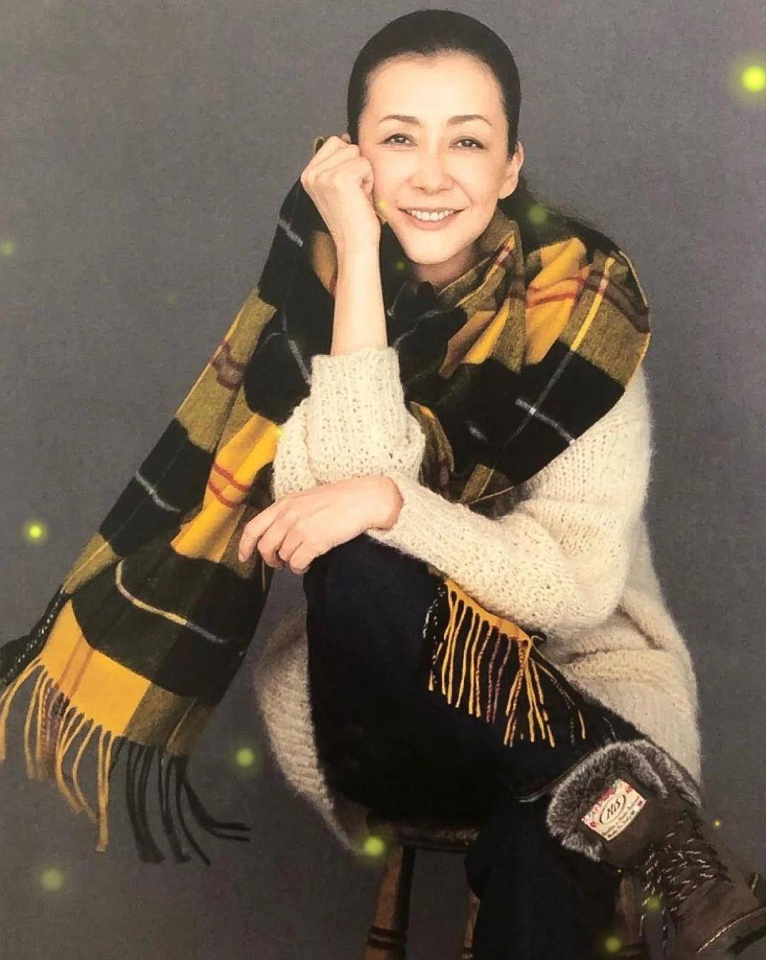 米色|60岁左右的女人，穿大衣怎能不搭围巾，今冬这样穿，时髦显气质
