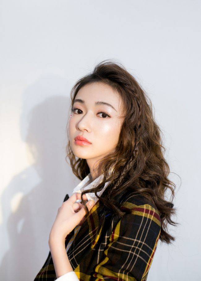 吴瑾|28岁因《延禧攻略》大红，穿条纹衬衫裙配风衣，尽显甜美范
