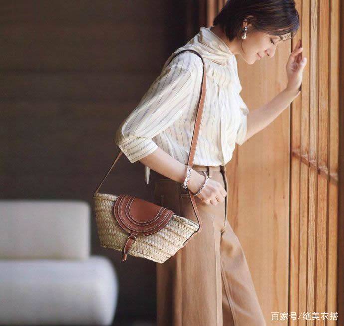 洛薇|凭着一身极简“黑白配”穿搭，52岁的她，为什么赢得体面优雅？