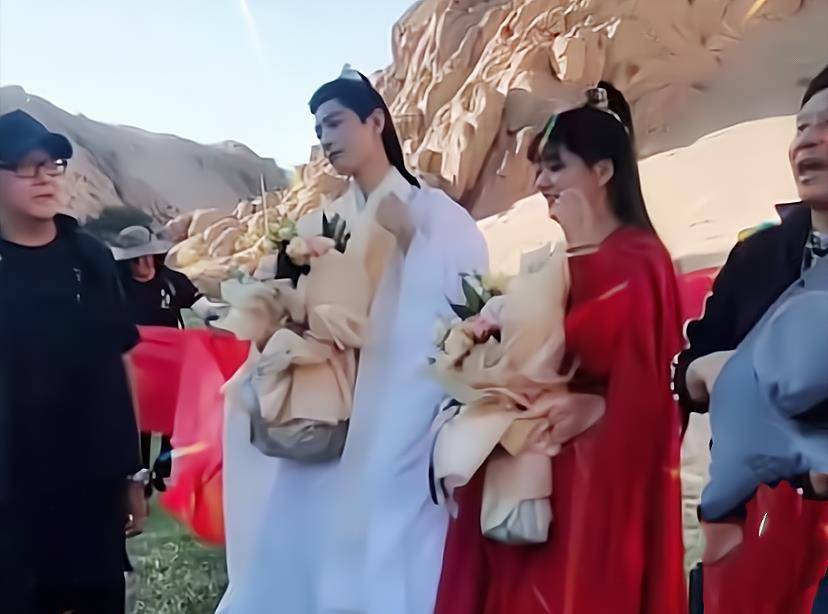 红一|肖战杀青和任敏“比可爱”！两人一红一白好搭，皮肤也是全场最白