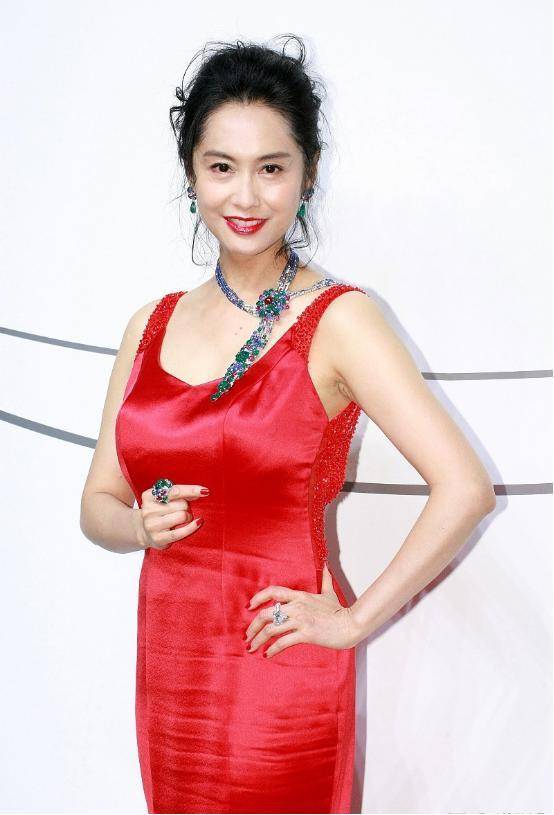 颜色|朱茵身材真挺好，穿“液体”红色吊带裙线条流畅，美得好高调