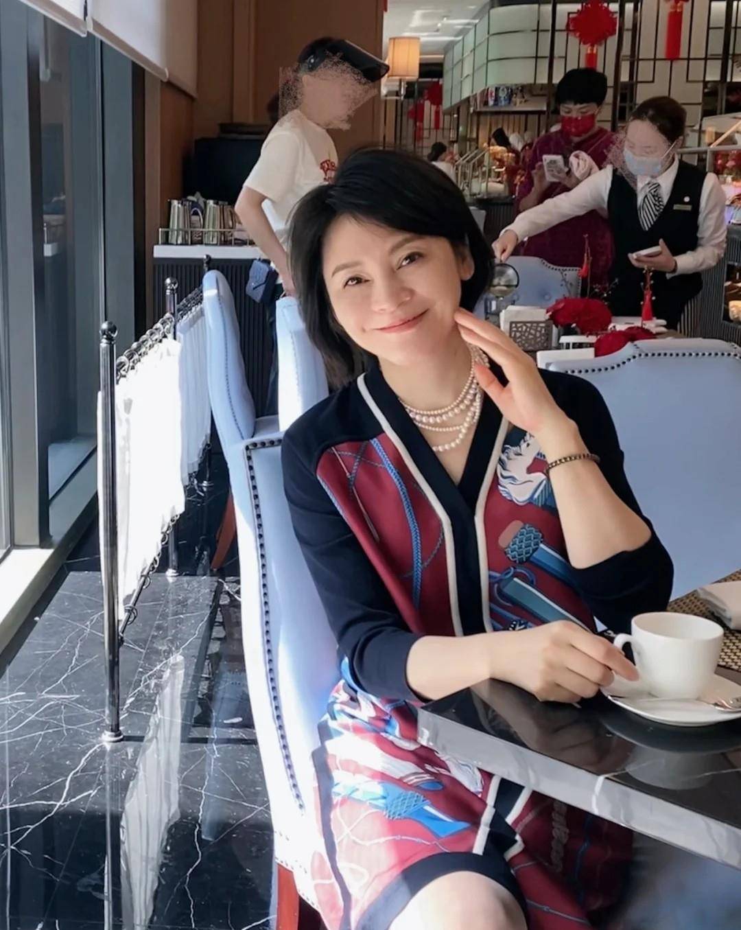 白色|这才是中年女性流行的打扮:针织衫配嫩裙,五六十岁女人穿好时髦