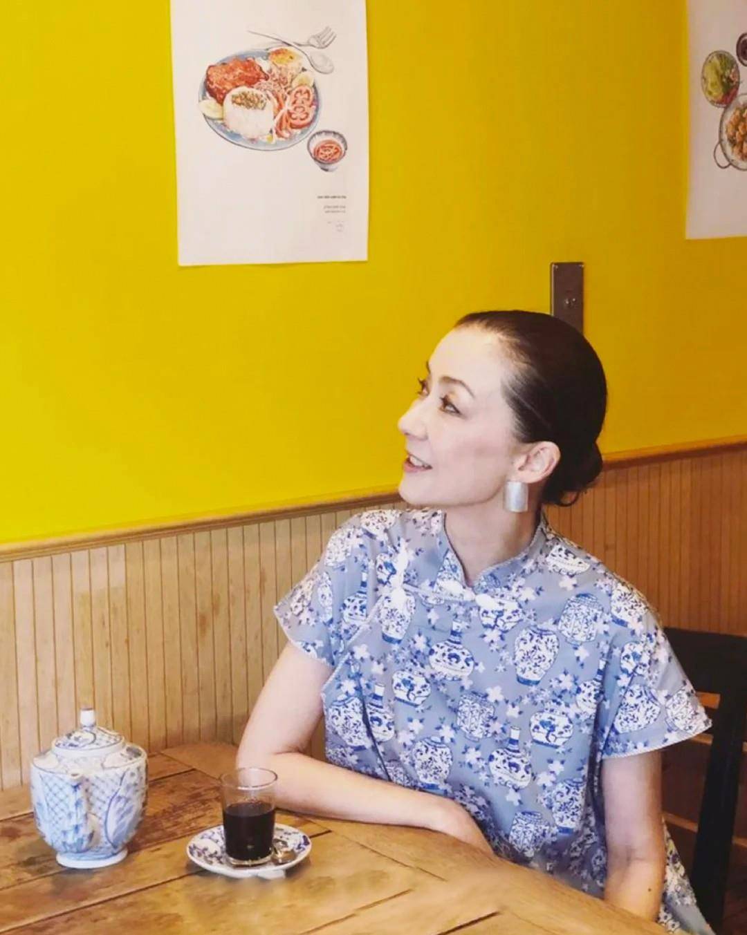 主妇|女人腿粗屁股大，尽量少穿黑裤子，学日本主妇穿春裙，时髦还美嫩