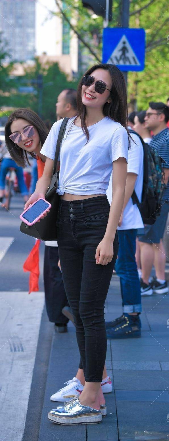 黑色|黄筒顶宽领公主袖衫配黑色高腰打底裤穿起来很干净