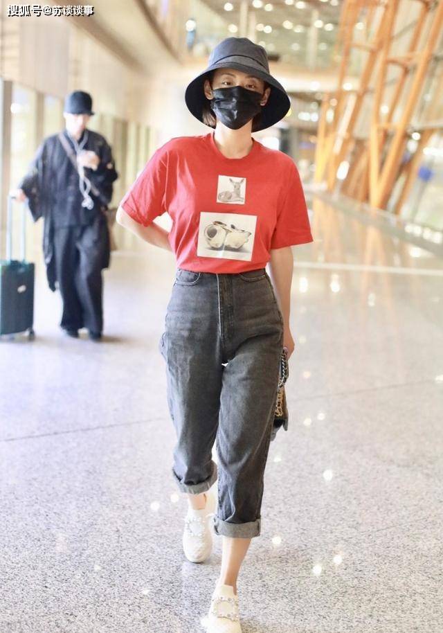 小腹|张嘉倪当妈了也重管理，T恤掖裤腰里穿出门，小腹依旧平坦不鼓囊