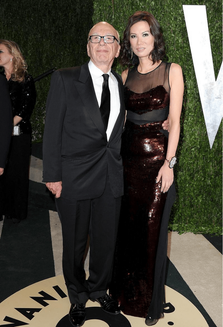 进行|邓文迪的魅力“老少通杀”，穿亮面裙和前夫合照，美得更突出了