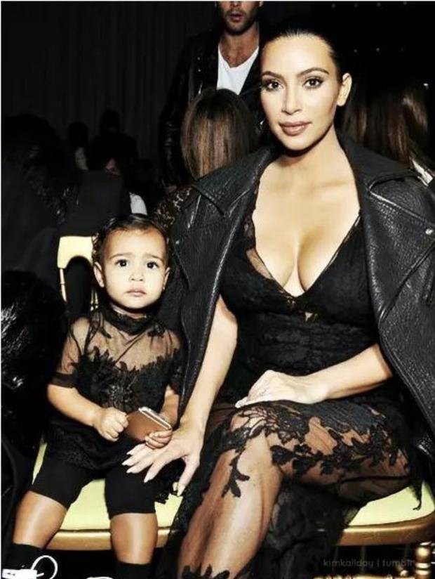 家族|除了丰臀巨乳，卡戴珊家的亲子穿搭值得一看