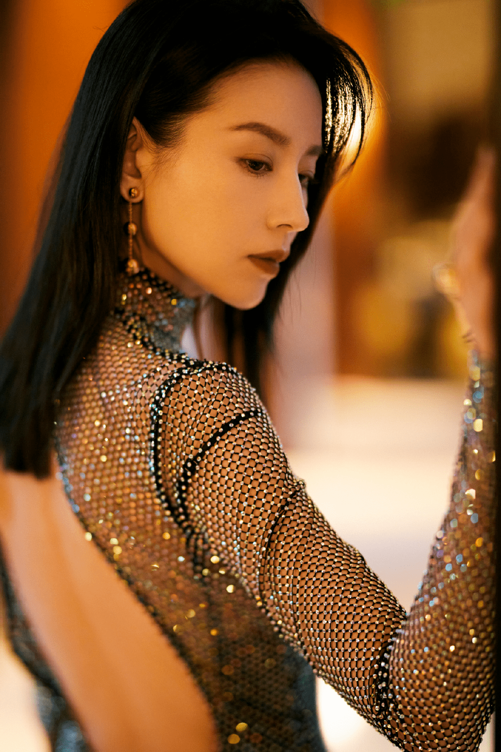 身材|董洁厉害了！穿一件连衣裙展露出她的细腰长腿，美出了新高度