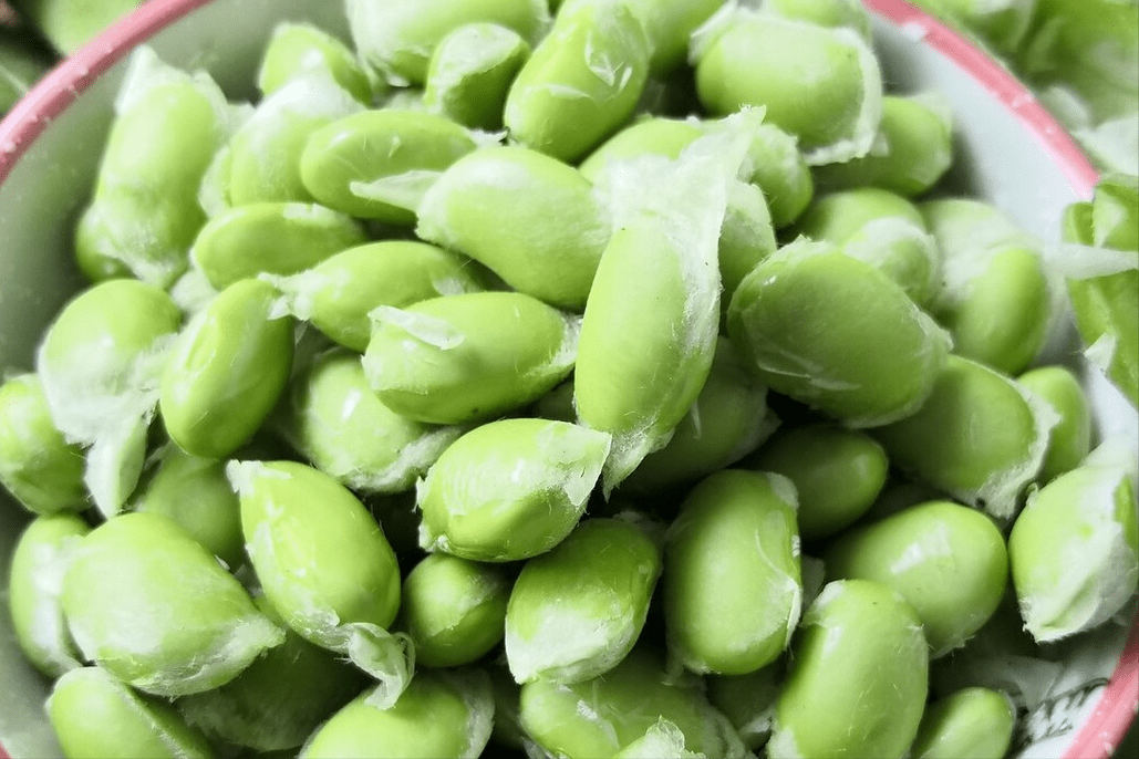 从毛豆颜色发白,炒到颜色变绿就可以了,不需要完全炒熟.