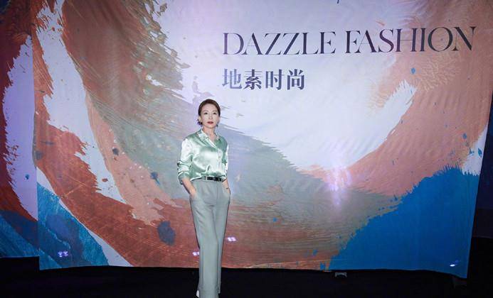 驾驭者|孙怡真孝顺首次携妈妈看秀，穿皮裙比妈妈高半头，勾肩搭背似姐妹