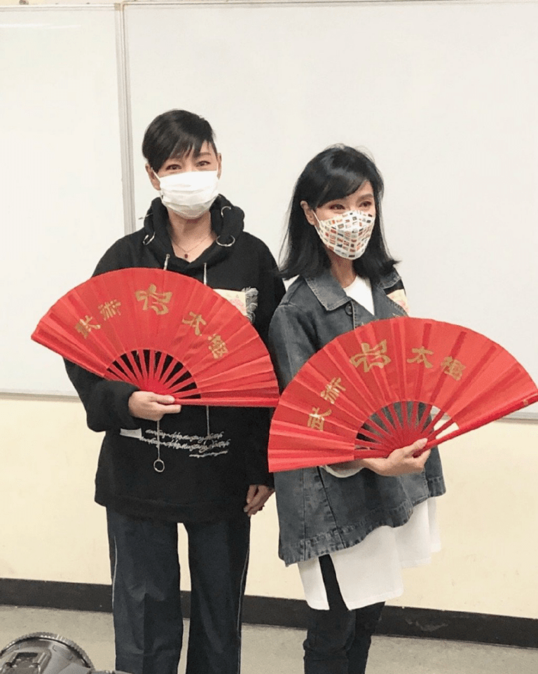 整体|65岁米雪美貌还在，白皙肤色配红毛衣，骨感身材完全不输小姑娘
