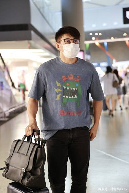 图案|吴奇隆私服还是那么帅,卡通T恤不死板,行走的男生穿搭图鉴