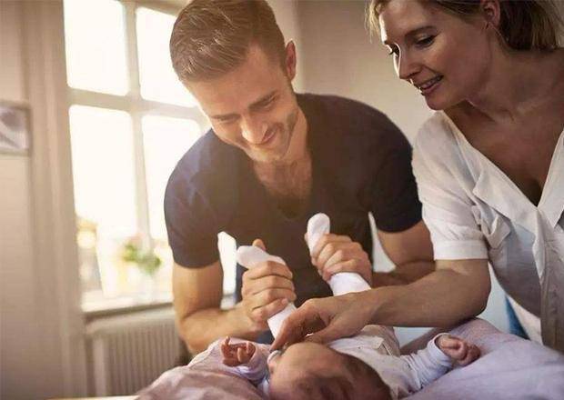 产房|产房内看到二宝的瞬间，我突然哭了：生二胎感觉对不起老大