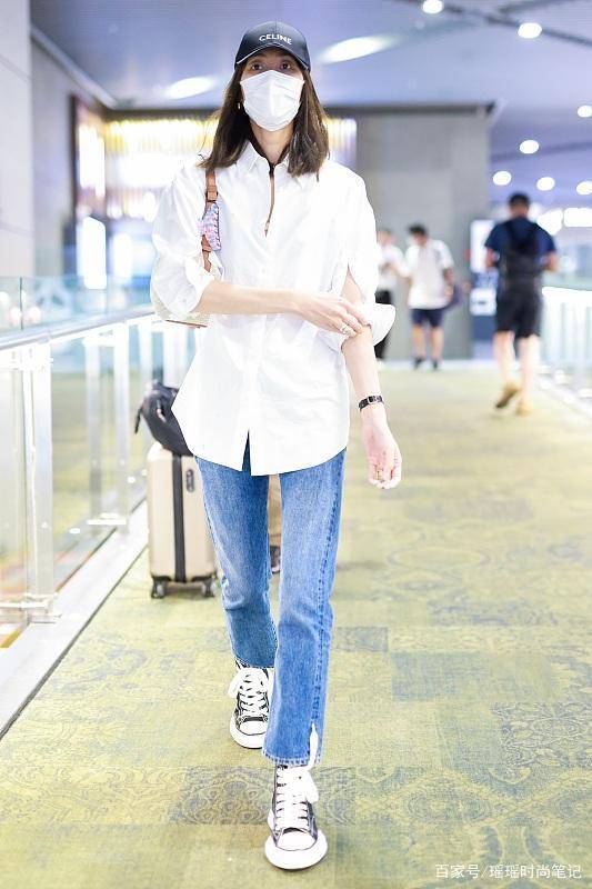 时尚|又被刘雯惊艳到了,穿白衬衫配牛仔裤洋气减龄,真不愧是超模