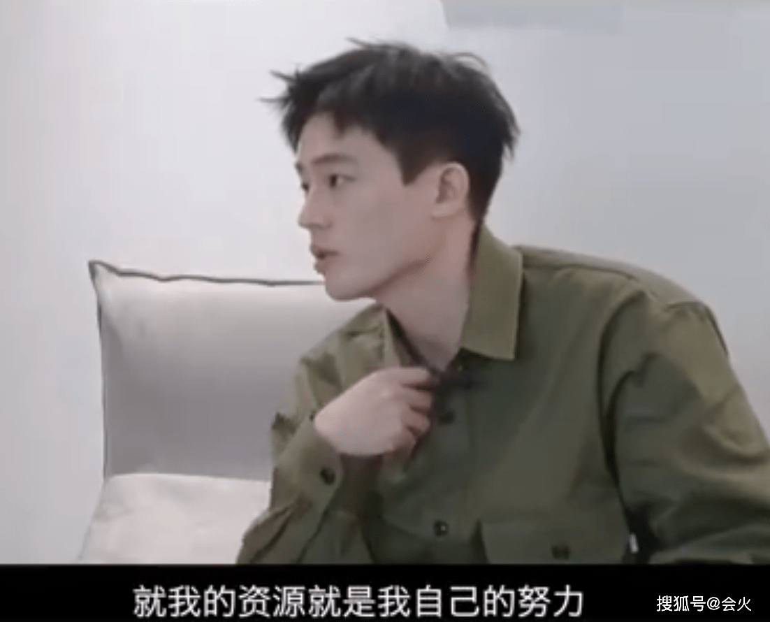 价格接近|欧豪戴30万名表走机场，戴厚实针织帽不怕热，与友人同回千万豪宅