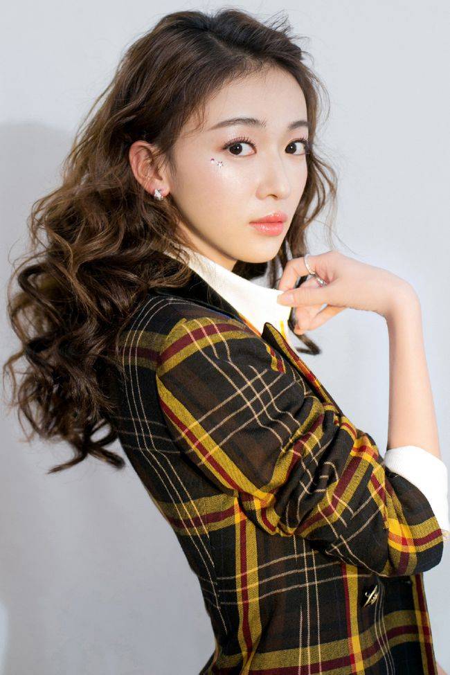 吴瑾|28岁因《延禧攻略》大红，穿条纹衬衫裙配风衣，尽显甜美范