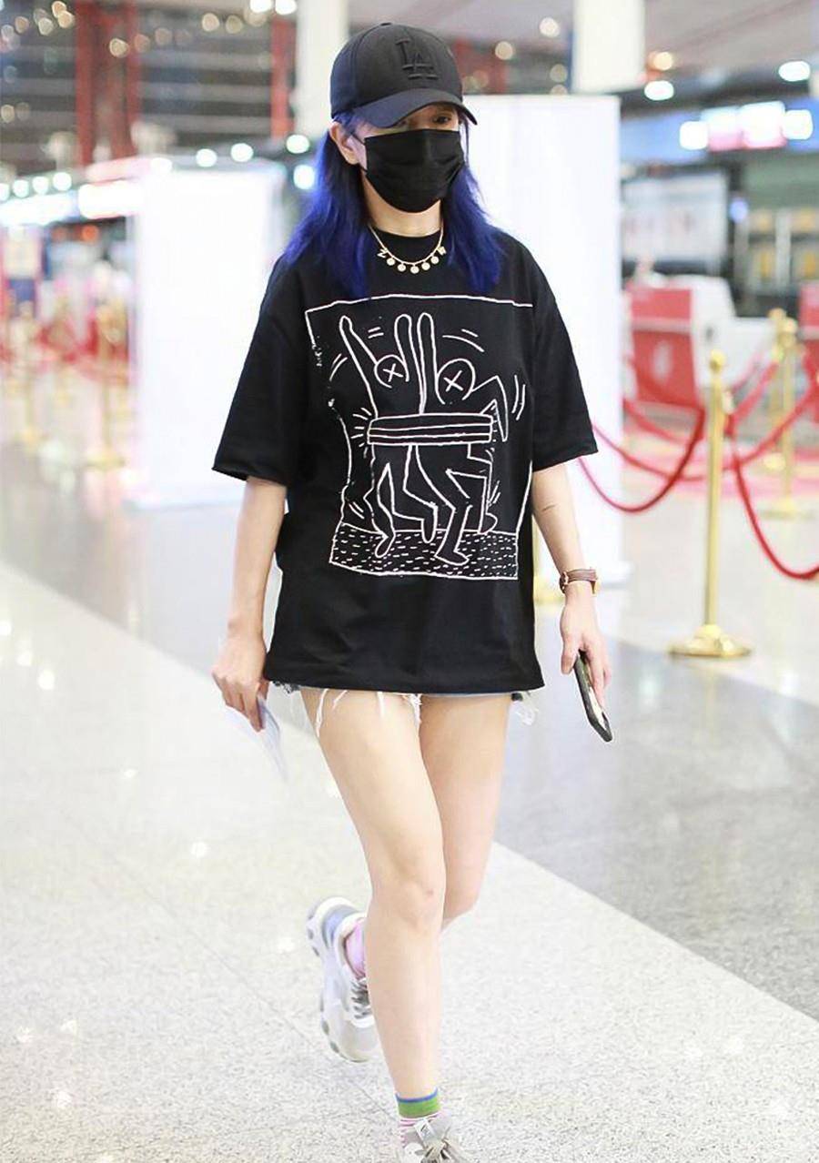 整体|赵薇放飞自我，走机场穿短裤仅露一厘米，染一头个性蓝发更加吸睛