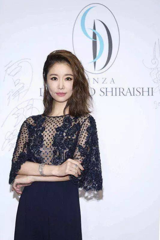 亮片|林心如婚后魅力仍旧挡不住！穿薄纱刺绣衫配高腰裤，腰以下全是腿
