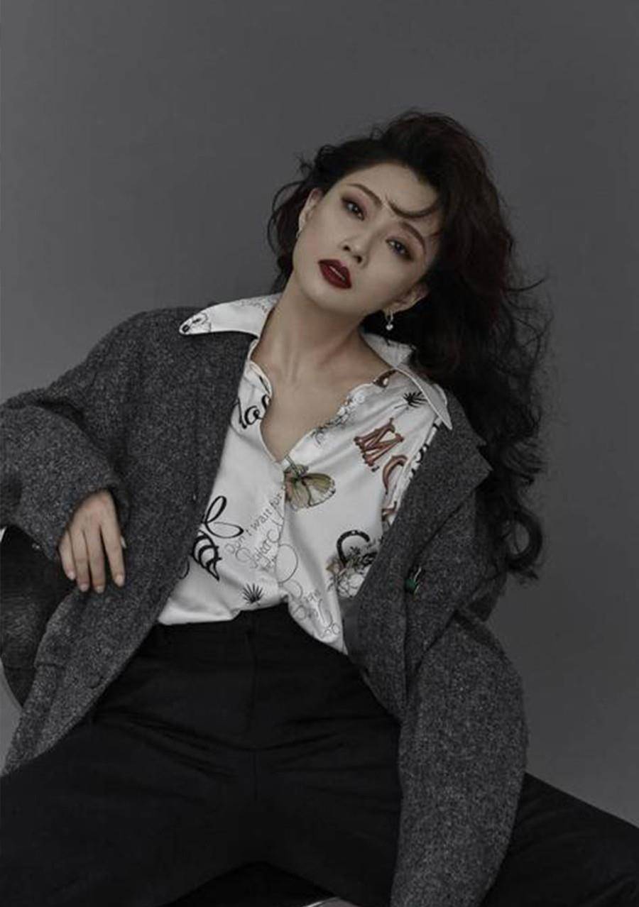 脸部|殷桃穿西装真美,配白纱裙浪漫又甜美,背头发髻气场强大更显气质