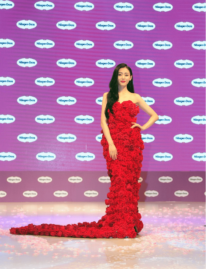 张天|张天爱美得让人心动,高挑的好身材穿成一束花,在女明星里也出众