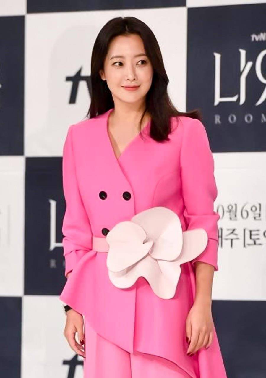 设计|金喜善真厉害,粉嫩西装也能驾驭,腰上绑花,本以为俗气但很意外