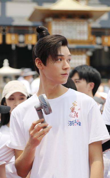 什么|《你是我的荣耀》还没完，热巴又一新剧开机，看清男主，给我冲！