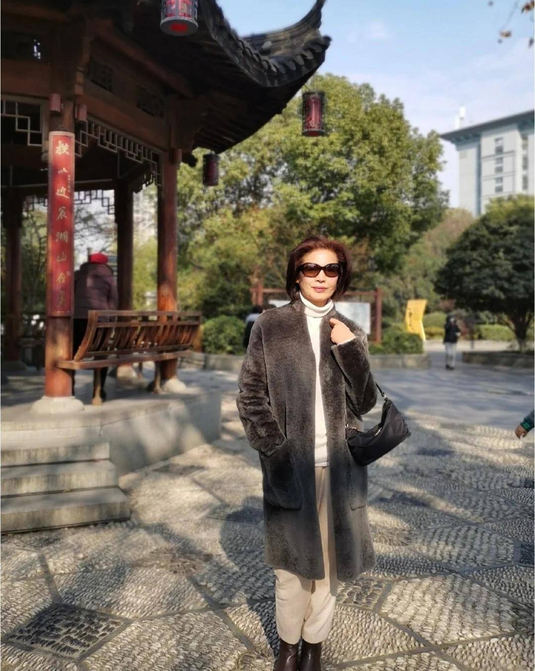 服装|女人过了60岁，过年别穿“老一套”！大衣+烟管裤，看着更年轻